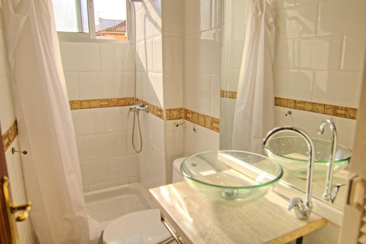 Low Cost Rooms Teatro Малага Экстерьер фото