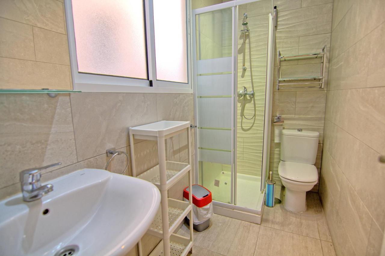 Low Cost Rooms Teatro Малага Экстерьер фото