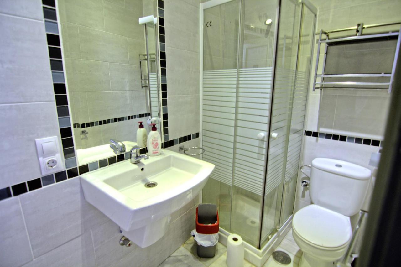 Low Cost Rooms Teatro Малага Экстерьер фото