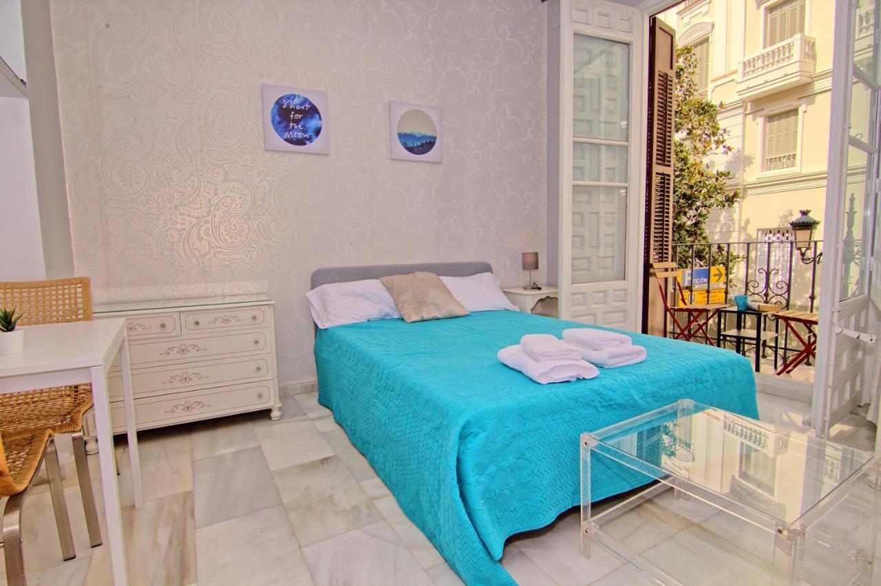 Low Cost Rooms Teatro Малага Экстерьер фото