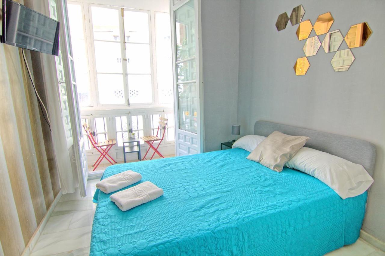 Low Cost Rooms Teatro Малага Экстерьер фото
